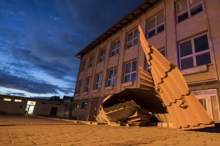 Ilustračný obrázok k článku Silný vietor "úradoval" v Lamači. Z budovy školy strhol časť strechy
