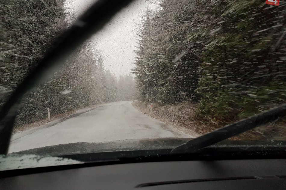 Ilustračný obrázok k článku Počasie vyčíňalo aj v Spišskej a okolí: Popadané stromy, výpadky elektriny aj prvý sneh