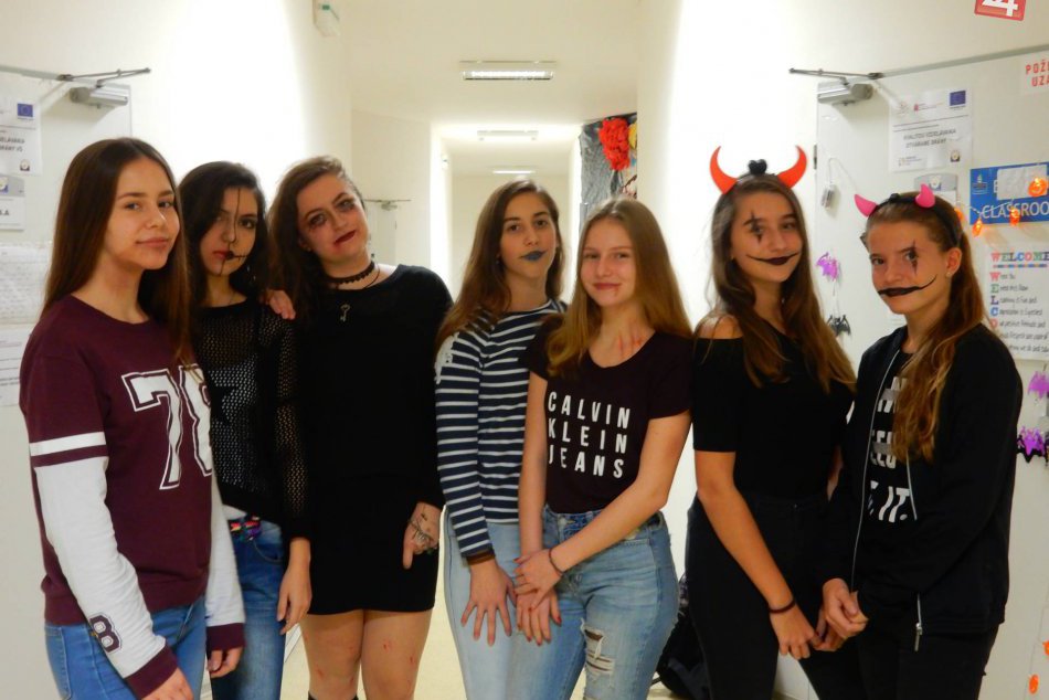 Ilustračný obrázok k článku Rožňavskí študenti sa poriadne odviazali: Halloween na gympli ako sa patrí, FOTO