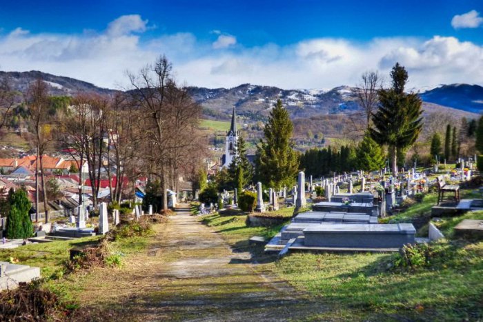 Ilustračný obrázok k článku Na sviatky sa pripravujú aj v Dobšinej:  Mesto na cintoríne osadilo nové osvetlenie