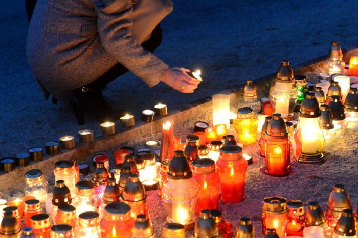 Ilustračný obrázok k článku Sviatky plné spomienok sú tu: Slováci zdobia hroby a zapaľujú na nich sviečky