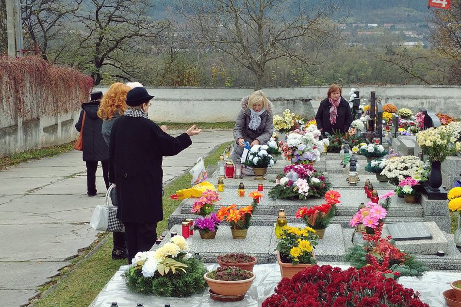 Ilustračný obrázok k článku FOTOREPORTÁŽ: Na cintoríne v Rožňave zavládla sviatočná atmosféra