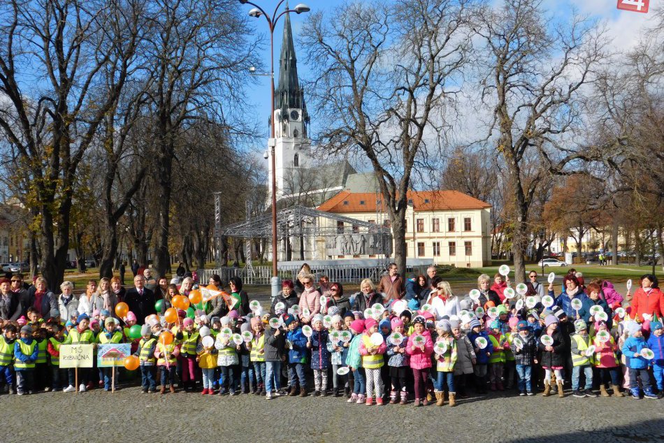 Ilustračný obrázok k článku Hymna, sprievod, transparenty a stovky detí: V centre Spišskej oslavovali školkari!