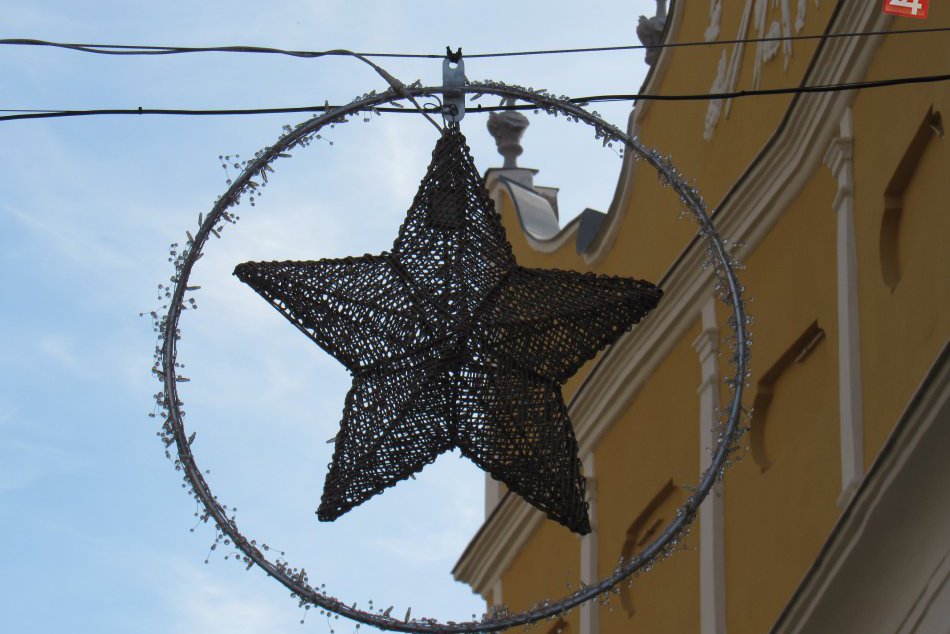 Ilustračný obrázok k článku Už sa nám hompáľajú nad hlavami: V Prešove začali inštalovať vianočnú výzdobu, FOTO