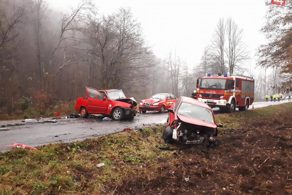 Ilustračný obrázok k článku Tri autá v sebe neďaleko Rožňavy, došlo k zraneniam: Ako sa to stalo? FOTO Z MIESTA!