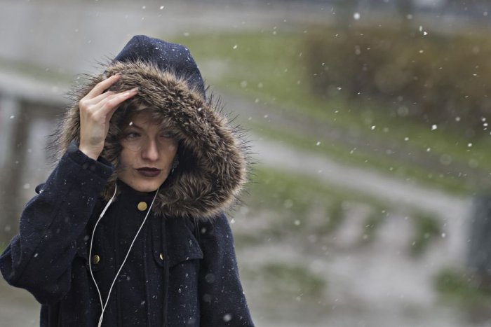 Ilustračný obrázok k článku RANNÁ ŠTVORKA: Piatok bude oblačný so snehovými prehánkami, meniny má Milada