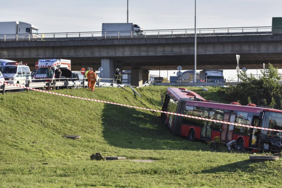 Ilustračný obrázok k článku Autobus MHD sa pri zrážke s autom zrútil z Prístavného mosta