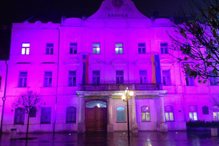 Ilustračný obrázok k článku Trnavská radnica bude purpurová: Mesto tak urobí na znak solidarity