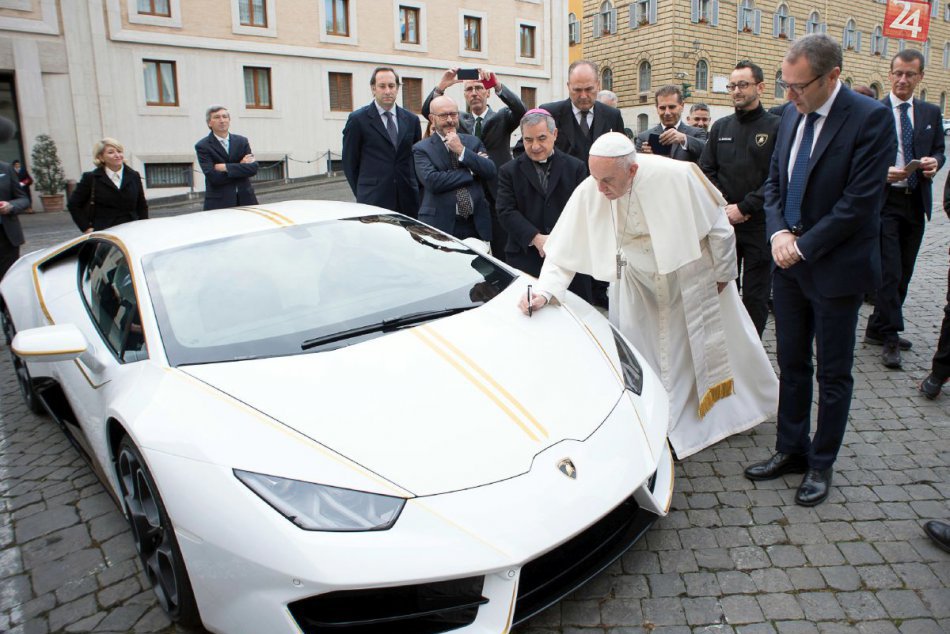 Ilustračný obrázok k článku KURIOZITA DŇA: Pápež František dostal luxusné Lamborghini, podpísané auto vydražia