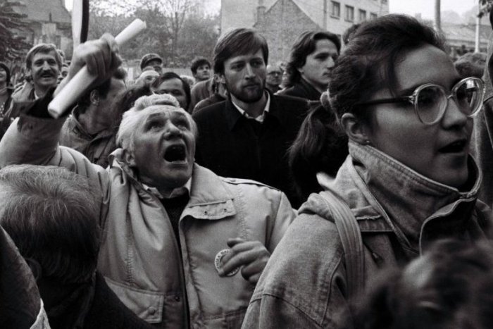 Ilustračný obrázok k článku Záznamy z kroniky o Nežnej revolúcii v Moravciach: Na amfiteátri sa zišlo 4 000 ľudí!