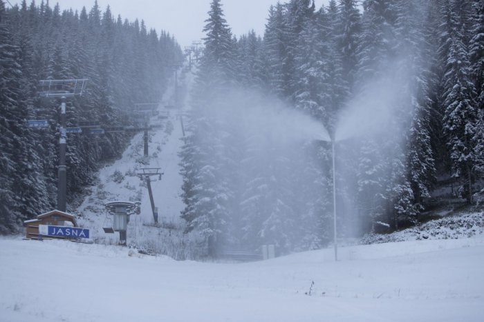 Ilustračný obrázok k článku Na Chopku spustili snežné delá: Poznáme dátum oficiálneho začiatku sezóny