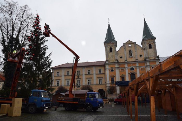Ilustračný obrázok k článku Už sa nám to blíži: V centre Žiliny pribudol stromček, trhy sú na spadnutie!