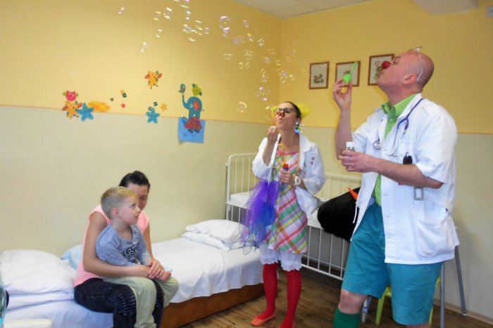 Ilustračný obrázok k článku Do nemocnice zavítala milá návšteva: Detským pacientom rozžiarili očká klauni