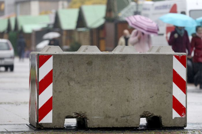 Ilustračný obrázok k článku Bezpečnostné opatrenia počas vianočných trhov: V Bystrici pribudnú betónové zátarasy