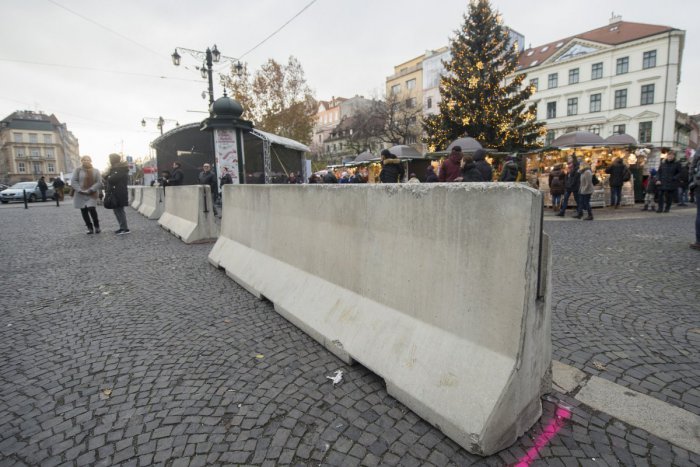 Ilustračný obrázok k článku V Bratislave budú pred Vianocami posilnené hliadky, pribudli zábrany