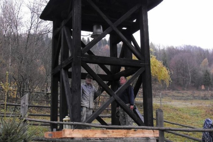 Ilustračný obrázok k článku Krásny počin: Dobrovoľníci z Dobšinej zachránili historickú zvonicu