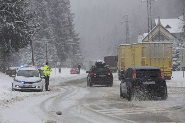 Ilustračný obrázok k článku Na Donovaloch, Šturci a Čertovici husto sneží, zatiaľ sú plne prejazdné
