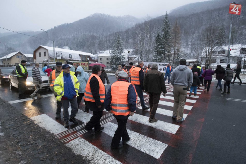 Ilustračný obrázok k článku FOTO: Desiatky ľudí v Bystrici vyšli na priechod. Frekventovaný cestný ťah čelil blokáde