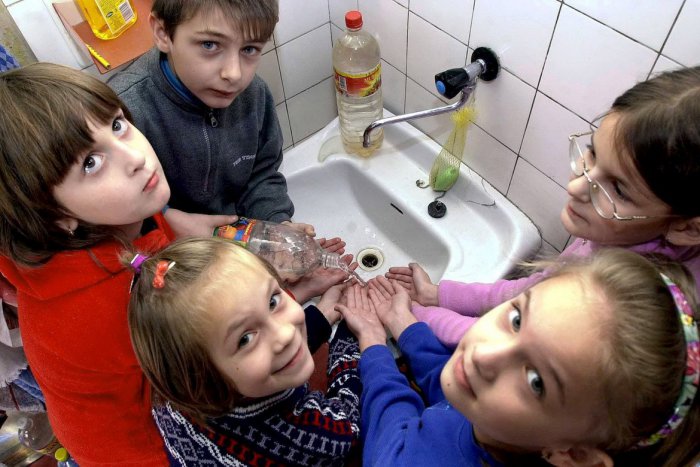 Ilustračný obrázok k článku Chudoba ohrozuje na Slovensku najviac deti: Početným rodinám rastie hrozba exekúcií