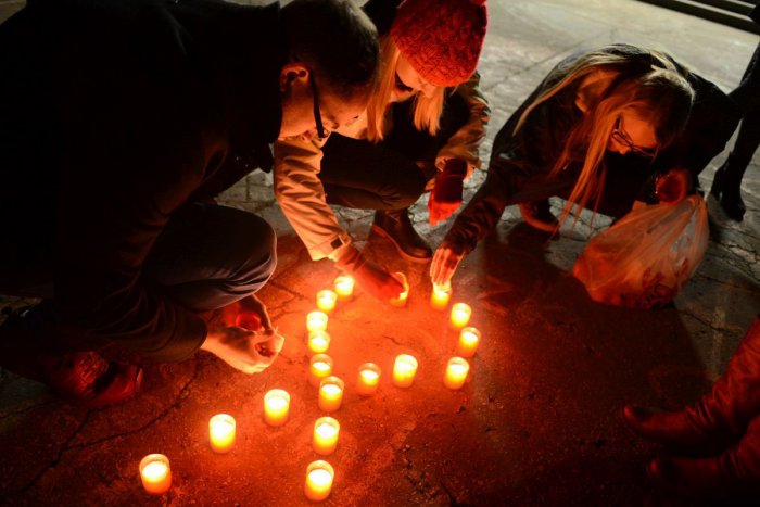 Ilustračný obrázok k článku Mladí ľudia v uliciach vyjadria solidaritu s ľuďmi žijúcimi s HIV/AIDS: Sviečkový pochod aj v Rožňave