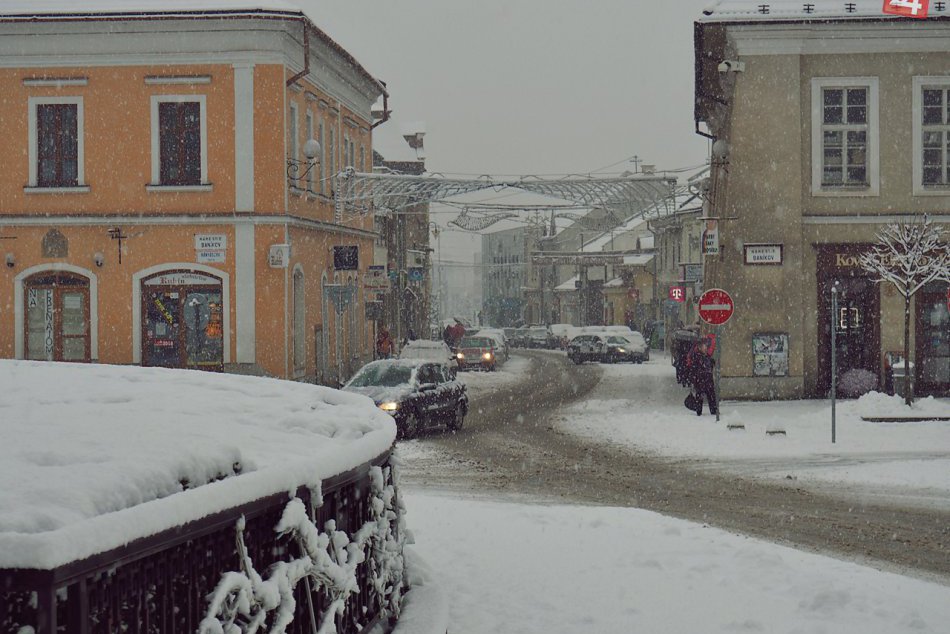 Ilustračný obrázok k článku Silné sneženie neustáva: Vodiči majú v meste problémy, FOTO ciest