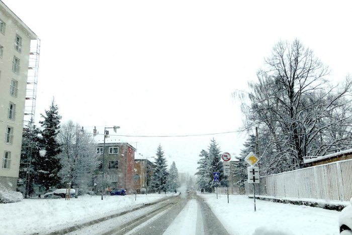 Ilustračný obrázok k článku Cesty v Mikuláši zasypal sneh: Takto to vyzerá v centre mesta, VIDEO