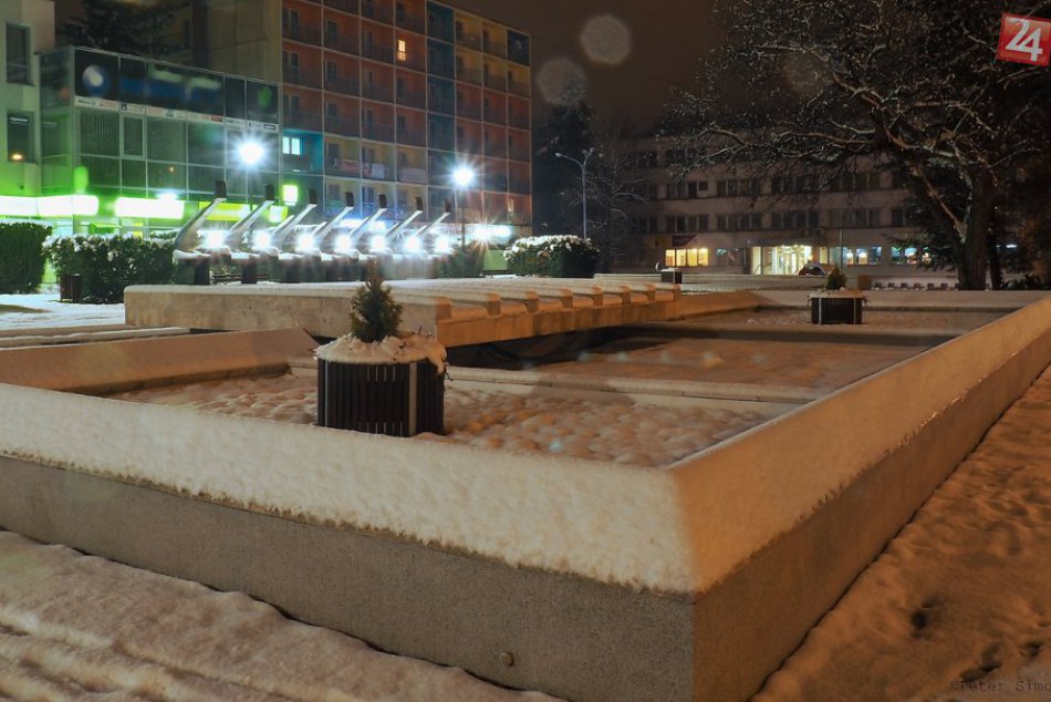 Ilustračný obrázok k článku FOTO: Pozrite si, ako vyzerá osvetlená fontána po zotmení zahalená snehom