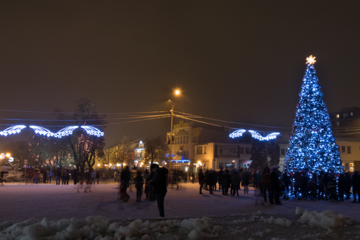 Ilustračný obrázok k článku FOTO: Na námestí v Humennom slávnostne rozsvietili vianočný stromček