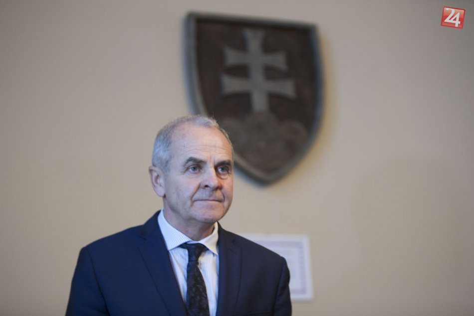 Ilustračný obrázok k článku FOTO: Ján Lunter sa ujal funkcie. Nový župan BBSK zložil sľub