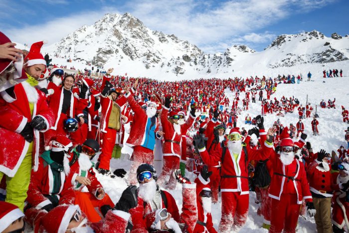Ilustračný obrázok k článku KURIOZITA DŇA: Stovky Santa Clausov otvorili vo Švajčiarsku lyžiarsku sezónu