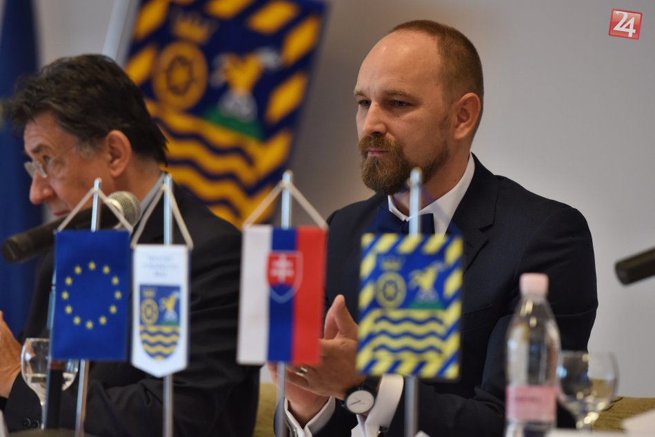 Ilustračný obrázok k článku Nastanú zmeny: Predseda TTSK Viskupič by mal mať štyroch podpredsedov