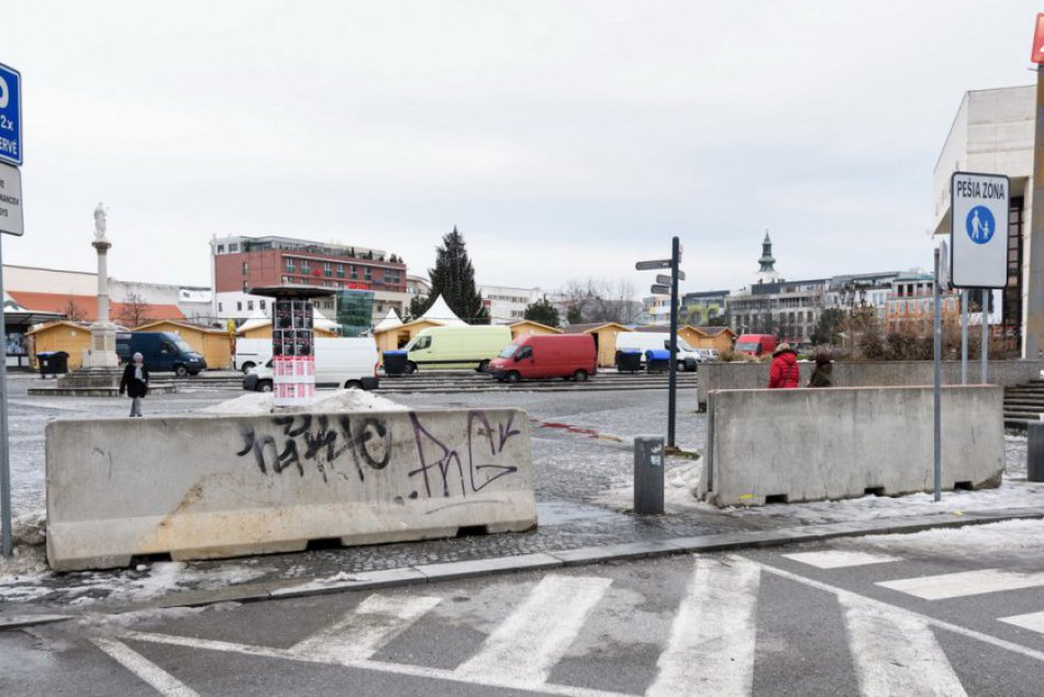 Ilustračný obrázok k článku FOTO: Protiteroristické betónové zátarasy sú aj  na Vianočných trhoch v Nitre