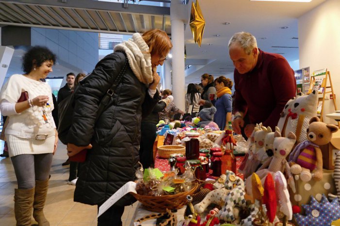 Ilustračný obrázok k článku Žilinská univerzita praskala vo švíkoch: Vianočný trh, punč i kapustnica, FOTO