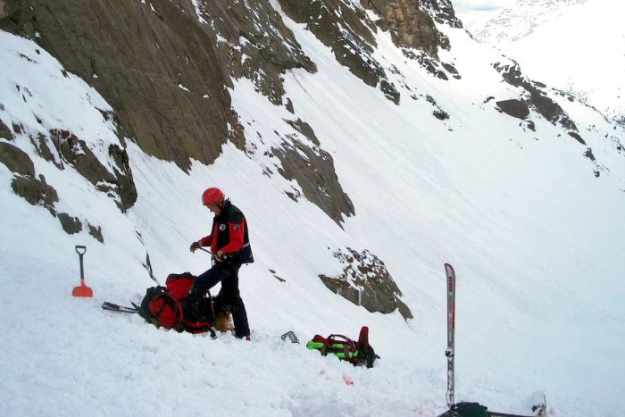 Ilustračný obrázok k článku V Tatrách vytrvalo sneží, horská služba varuje: Zvážte pohyb v horách, hrozia lavíny