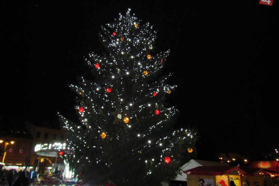 Ilustračný obrázok k článku Prešovčania sa dočkali: Vianočný stromček už svieti, sledujte tie zábery