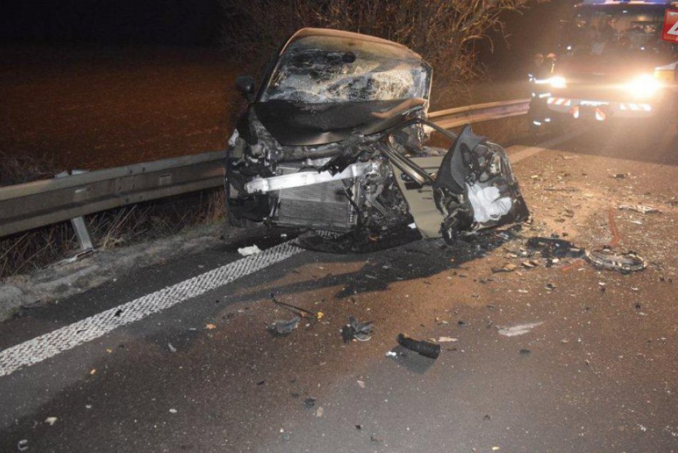 Ilustračný obrázok k článku Čelný náraz áut pri Trnave: Hasiči vyslobodzovali po nehode zakliesnené osoby