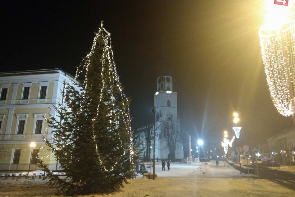 Ilustračný obrázok k článku Novovešťania sa dočkali: V centre mesta svieti živý vianočný stromček
