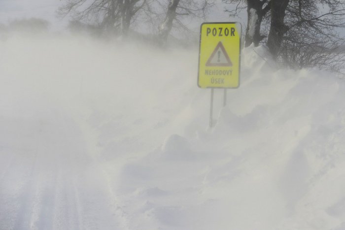 Ilustračný obrázok k článku Bystrický okres varujú pred snehom, povodňou aj vetrom. Vydaná aj výstraha 3. stupňa