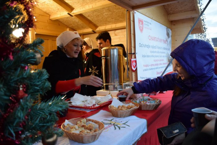 Ilustračný obrázok k článku Maltézsky vianočný punč opäť zahrial: V Nitre sa vyzbieralo 5300 eur