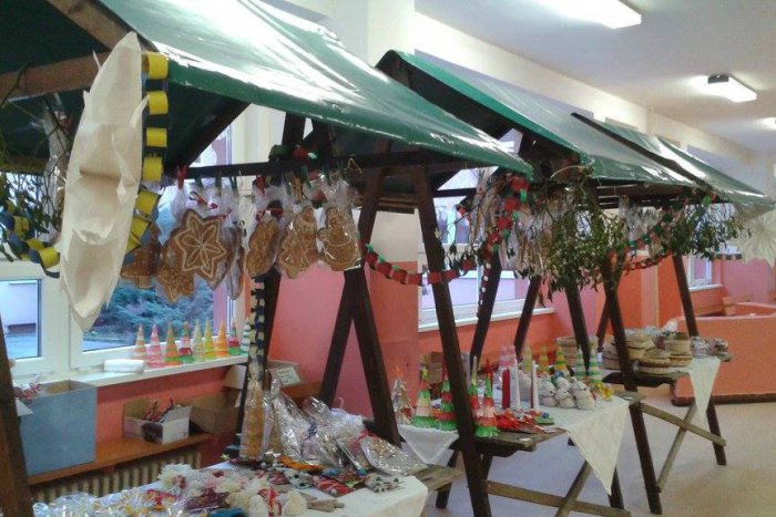 Ilustračný obrázok k článku Vianočné trhy na základnej škole v Rožňave: Výťažok poputuje na správnu vec!