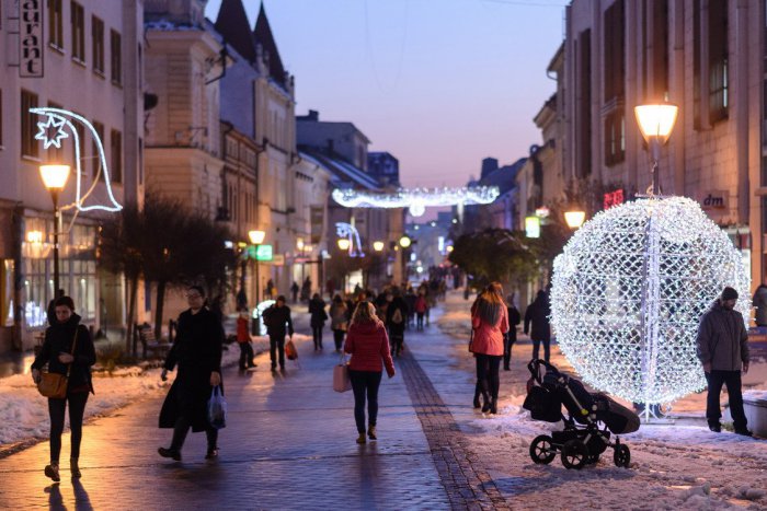 Ilustračný obrázok k článku Vianočná výzdoba v Nitre bude žiariť ako nová: Mesto dá opraviť aj hviezdne nebo