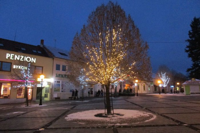 Ilustračný obrázok k článku Sviatočné ozdoby v Moravciach: Na námestí pribudlo nové vianočné osvetlenie