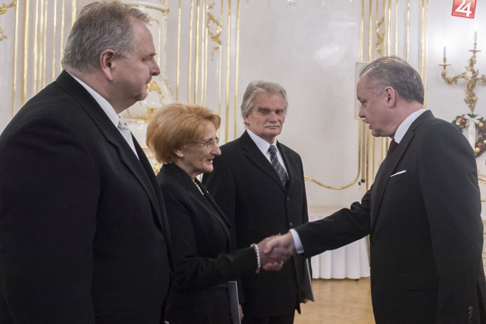 Ilustračný obrázok k článku Prezident menoval ústavných sudcov: Stali sa nimi Duriš, Laššáková a Mamojka