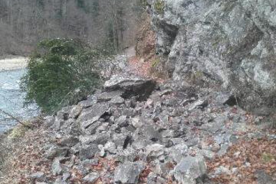 Ilustračný obrázok k článku Obľúbený chodník, ktorý zavalili spadnuté skaly, je spriechodnený