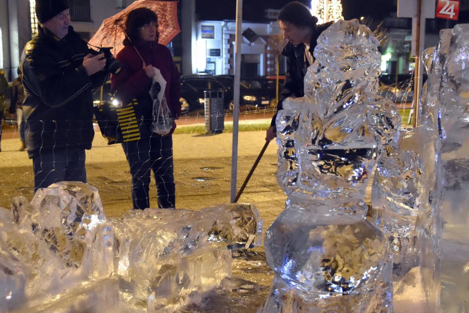 Ilustračný obrázok k článku Krása v Michalovciach: V centre mesta vyrástli ľadové sochy Kráska, medveď a trojruža