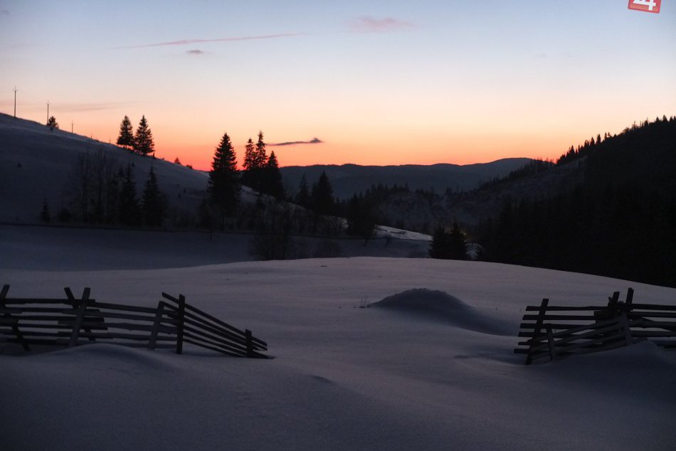 Ilustračný obrázok k článku Silný vietor a šmykľavé chodníky komplikujú pohyb na horách, upozornila HZS