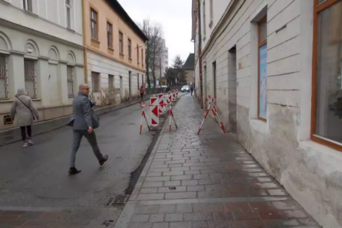 Ilustračný obrázok k článku Koniec úzkemu chodníku: Kováčsku ulicu v Prešove už máme s väčším komfortom
