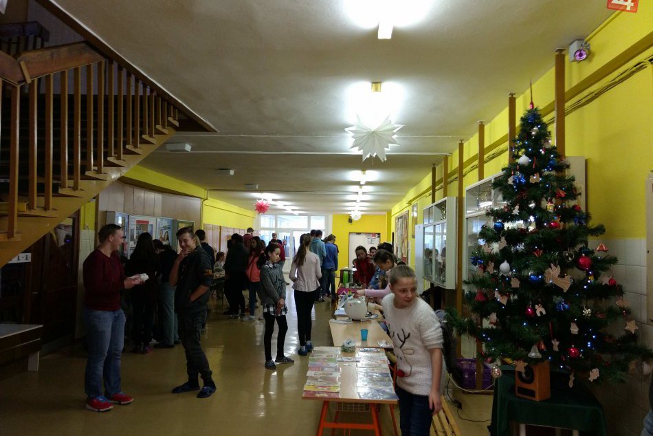 Ilustračný obrázok k článku Zachytené objektívom: Vianočná burza v podaní novoveských gymnazistov