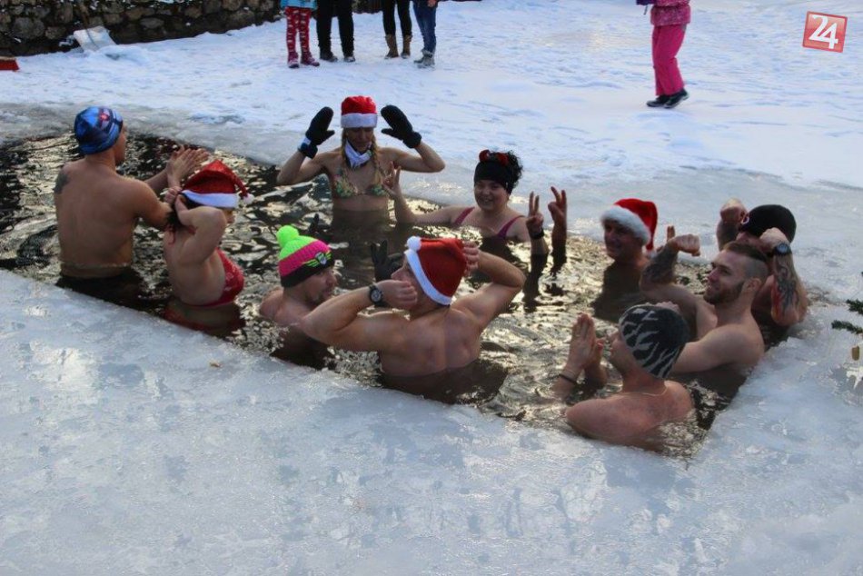 Ilustračný obrázok k článku Obliekli si plavky a skočili do vody: TAKTO začala Vianoce skupinka otužilcov v Betliari, FOTO