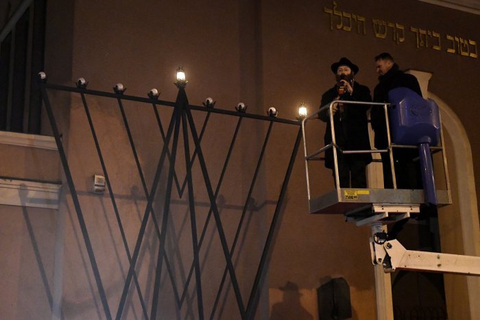 Ilustračný obrázok k článku Pred košickou synagógou prevrátili chanukový svietnik: Polícia začala stíhanie